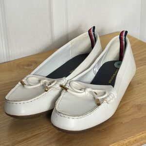 TOMMY HILFIGER White loafers boat shoes size 8.5 women’s preppy nautical beach